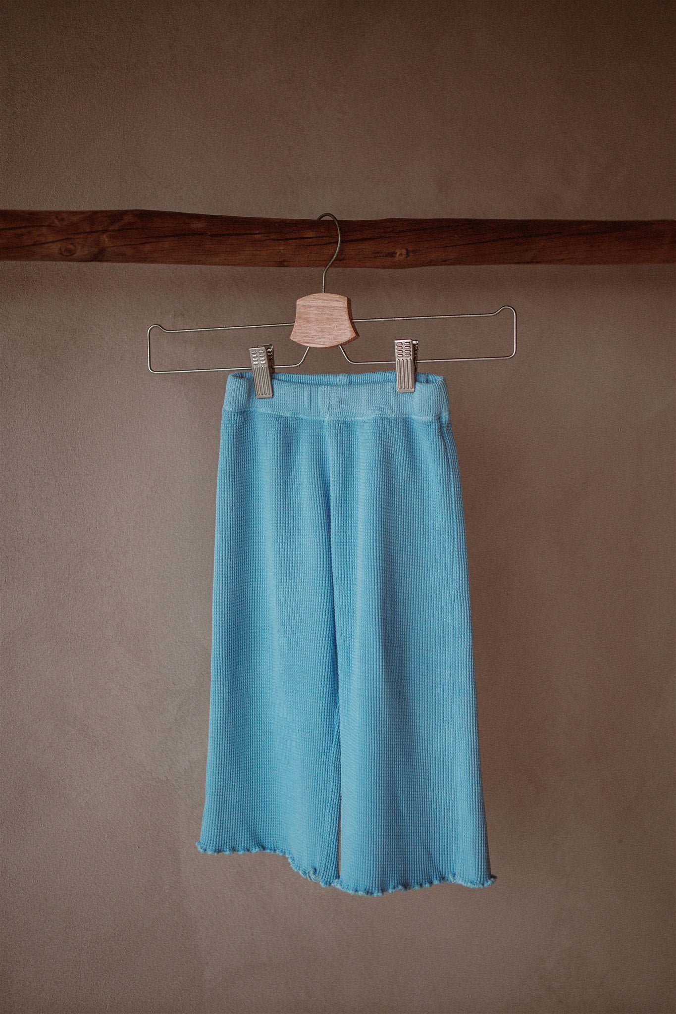 Buttery-soft organic cotton pants fro kids from 2-7 years in beautiful blue color. Garment-dyed with natural mineral pigments.